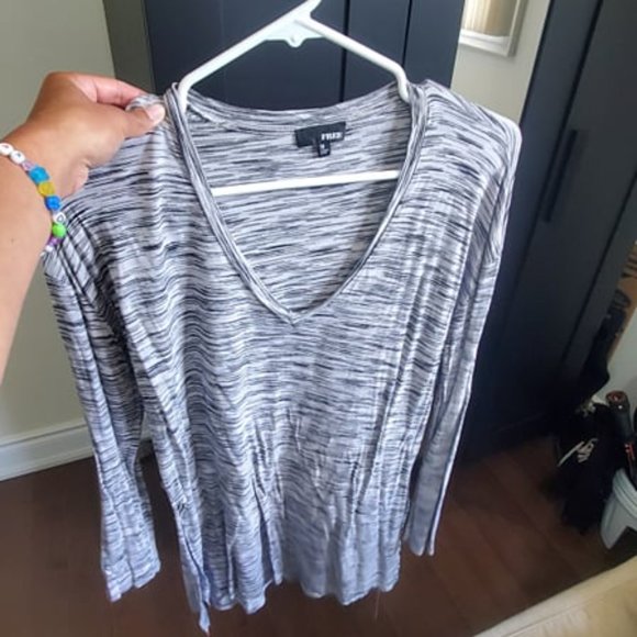 Long sleeve slit top - Picture 2 of 6